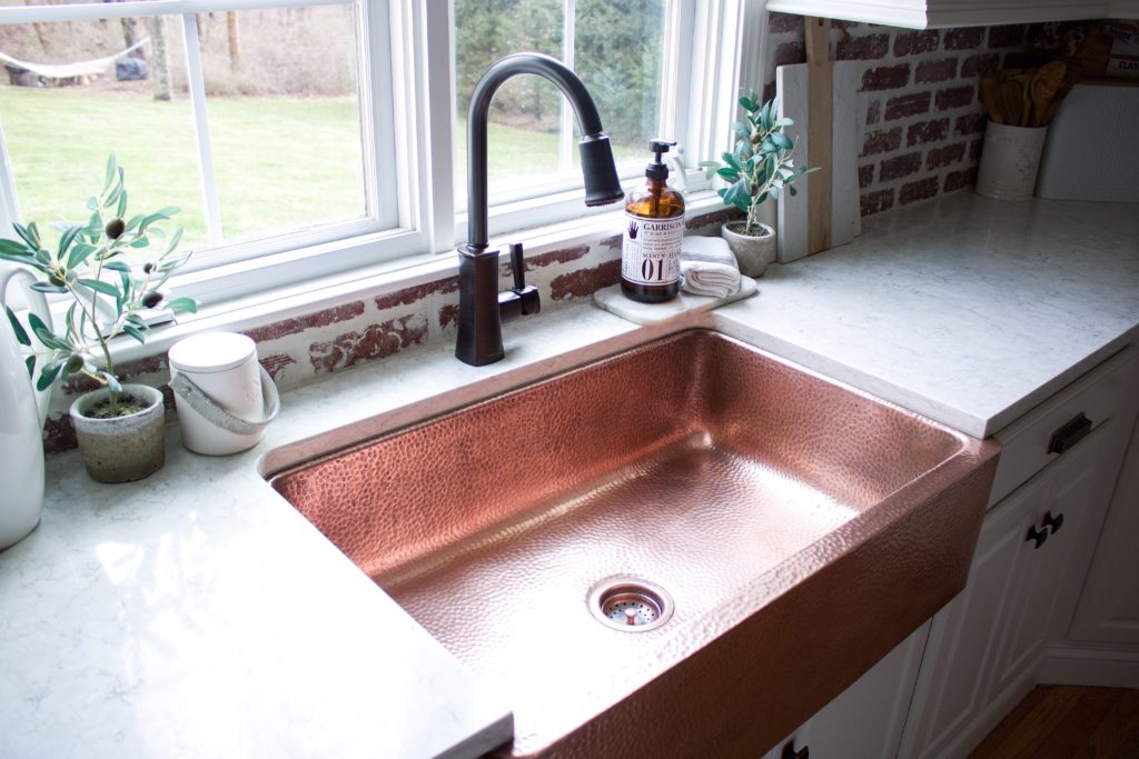 farmhouse-copper-apron-front-sink