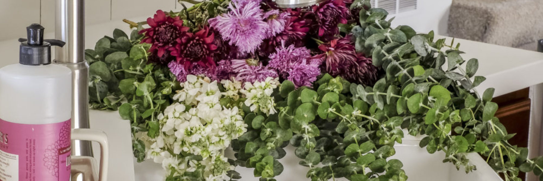 fireclay-farmhouse-sink-flowers