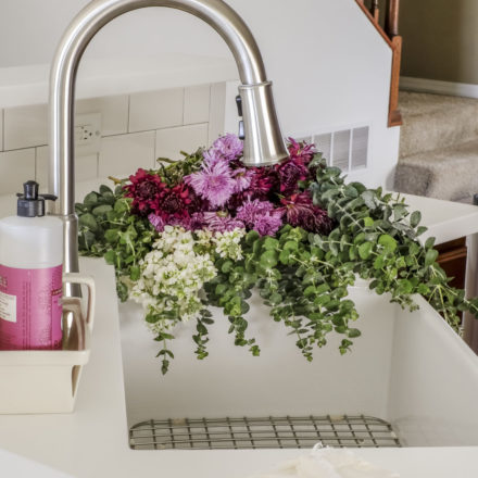 fireclay-farmhouse-sink-flowers