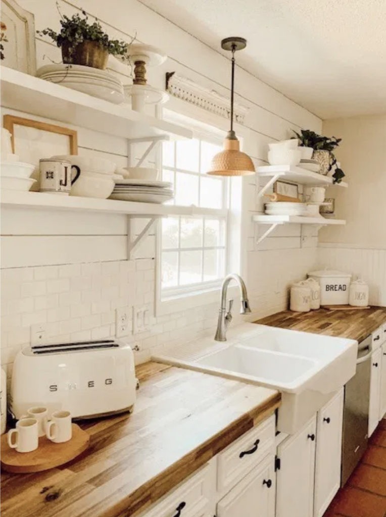 The Best Farmhouse Sinks Sinkology, What Holds A Farmhouse Sink In Place