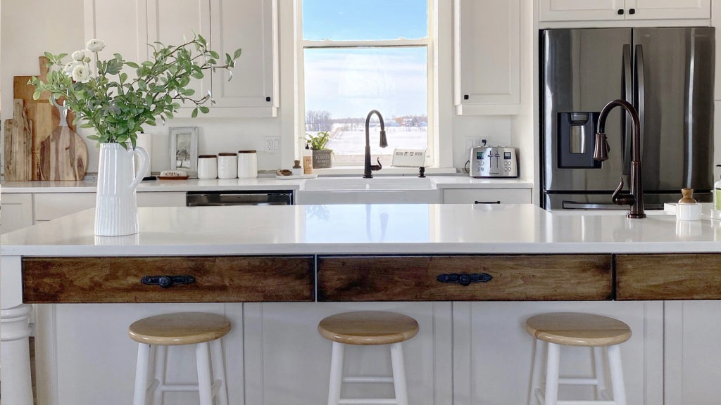 Phông nền bếp xanh: Phông nền xanh cho bếp sẽ làm cho không gian trở nên sinh động và tươi mới hơn. Với màu sắc này, bạn có thể tạo ra sự ấn tượng mạnh mẽ cho mọi người đến thăm nhà mình. Sản phẩm này rất thích hợp cho những ai đang muốn thay đổi phong cách cho căn bếp của mình.